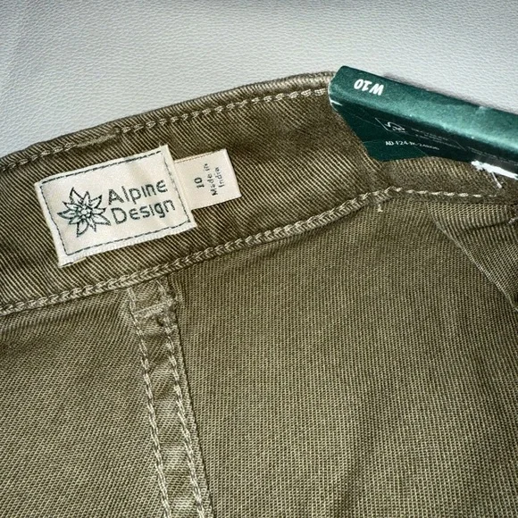 Alpine Design Womens Olive Cargo Shorts NWT Size 10 - Picture 9 of 10
